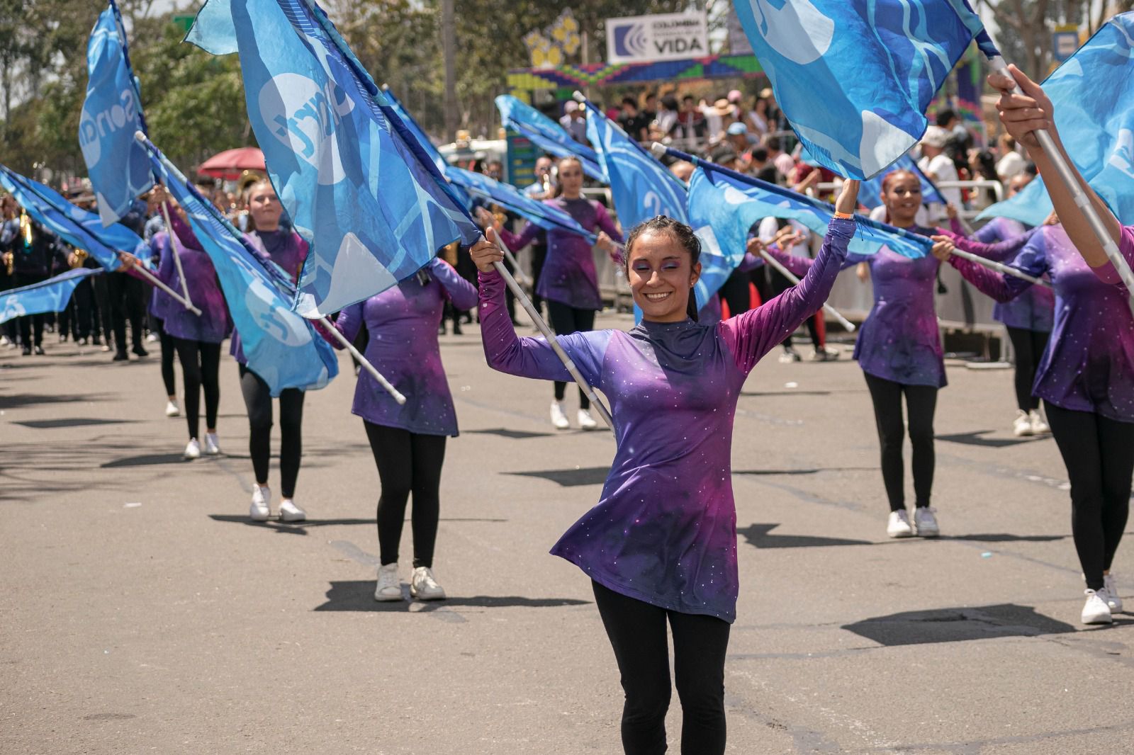 Color Guard con banderas