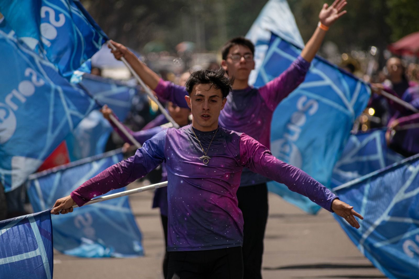 Color Guard manejando bandera
